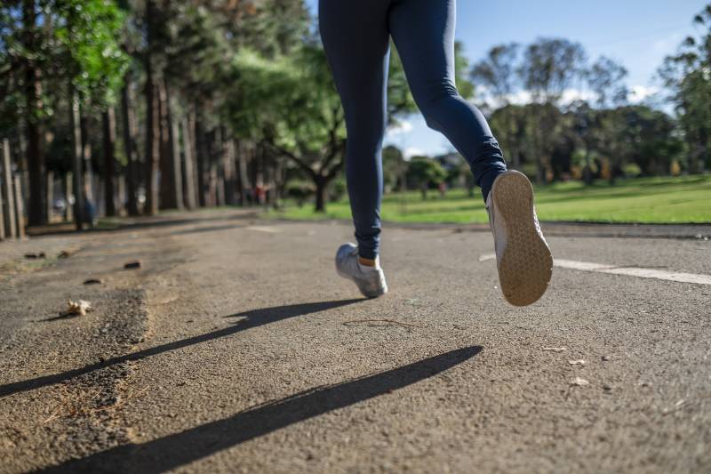 Una persona corriendo por el parque. EPDA.