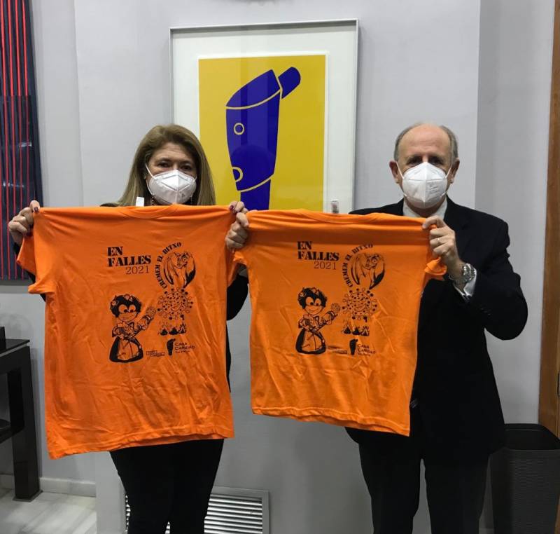 Luís Miralles y Guadalupe Ferrer con las camisetas. EPDA.