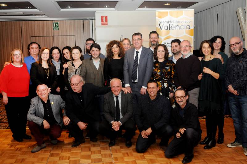 Paco Camarasa en el acto de reconocimiento en 2015 con motivo del 50 aniversario de la Fira del Llibre de València // García Poveda