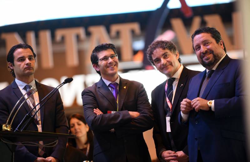 El presidente de la Diputació durante su visita en Fitur junto al secretario autonómico de la AVT, Francesc Colomer, el presidente de la Diputación de Castellón, Javier Moliner, y el vicepresidente de la corporación alicantina, Eduardo Dolón