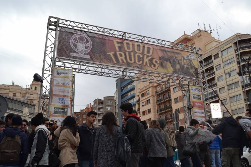 La Falla Linterna es la anfitriona de esta concentración de foodtrucks//Viu València