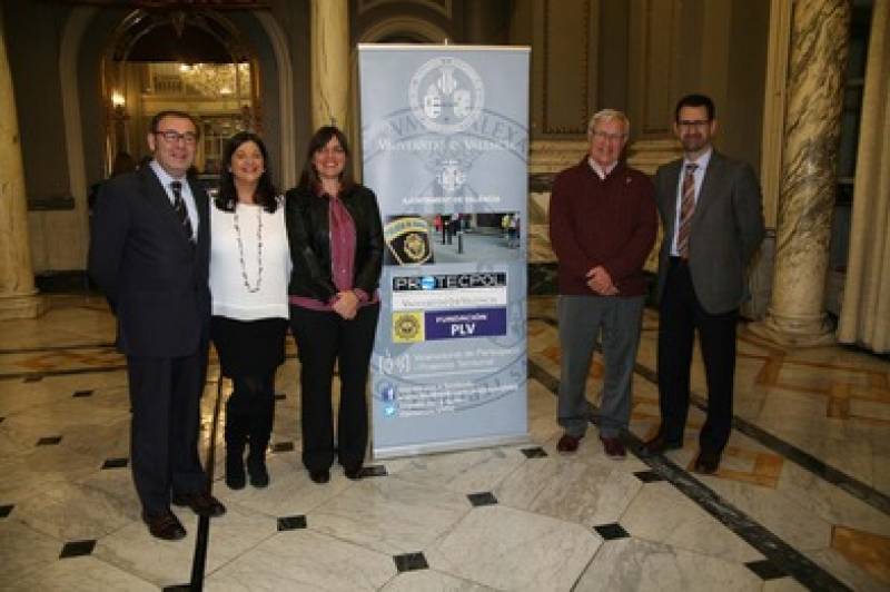 Joan Ribó ha inaugurado una exposición itinerante de la Policia Local y la Catedra PROTECPOL