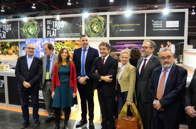 El diputado y las autoridades en el estand de València Turisme