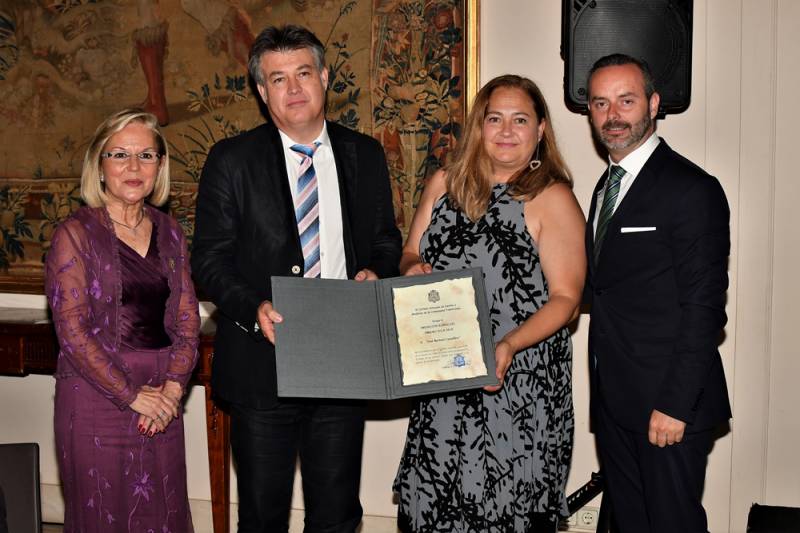 Amparo Fabra y Fran Tochena entregan la meción de honor a Jose y Mercedes Bartual