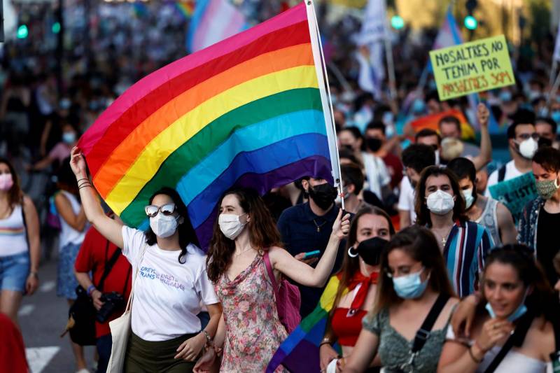 Instituciones valencianas firman la bandera trans. EPDA