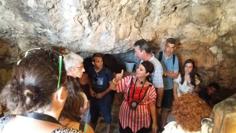 Turistas en la Cova del Dragut de Cullera