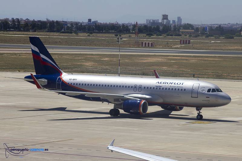 Primer avión desde Moscú en tomar tierra valenciana