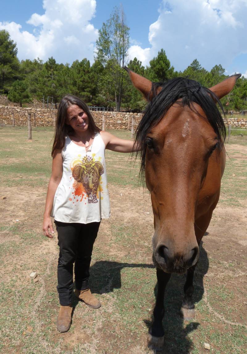 Beatriz López, una de las fundadoras de Arcadia, junto a Pandereta