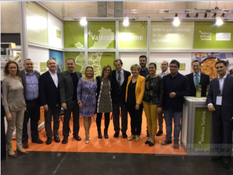 Autoridades en el stand provincial