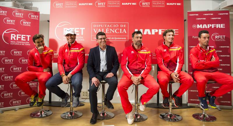 Jorge Rodríguez con el equipo español en la presentación de la Copa Davis