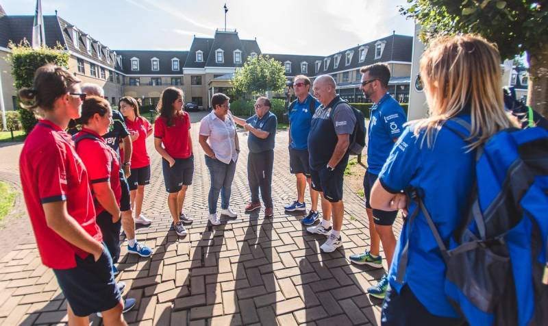 Isabel García y la selección valenciana de pilota asisten a un entrenamiento del Levante UD | Foto: Levante UD