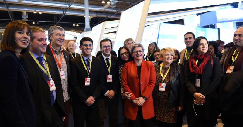 El presidente, Jorge Rodríguez, y la vicepresidenta, Mª Josep Amigó, con varios diputados en FITUR // Abulaila