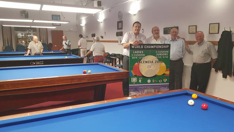 Foto de izq a drcha: Presidente de la Federación Española de Billar, Antonio Ortiz; Presidente del Comité Organizador del Mundia, Fernando Requena; Secretario General del Ateneo, Horacio Jiménez; Presidente del Club de Billar del Ateneo, Eduardo Rifaterra