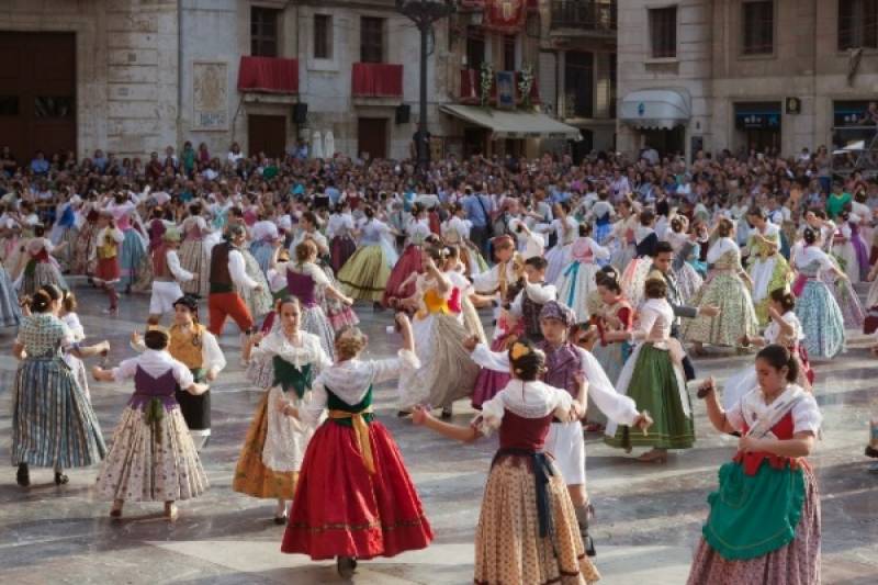 Imagen de la Dansà de 2015, organizada  por el Ayuntamiento de Valencia, la Junta Central Fallera  y la Federación de Folklore : : Diputación de Valencia