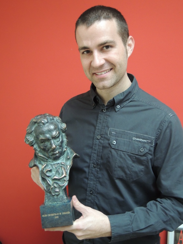 Jaime Maestro posa orgulloso con el Goya (Viu València)