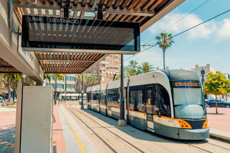 Una de les parades del tranvía en València. Imagen: GVA