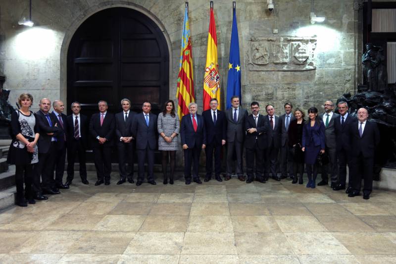 Autoridades en la concesión del premio