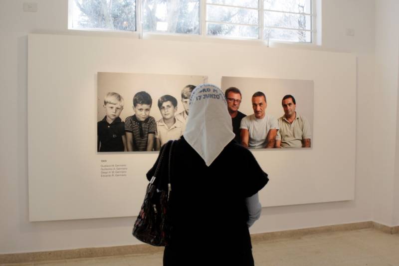 Una visitante observa las fotografías de Gustavo Germano