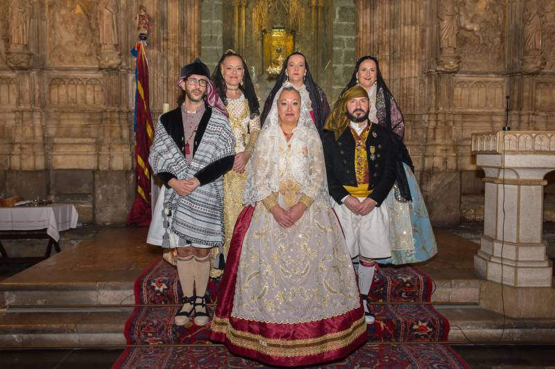 La Reina de la Hermandad del Ramo de la Aguja 2020, Pilar Samper, junto a su Corte de Honor