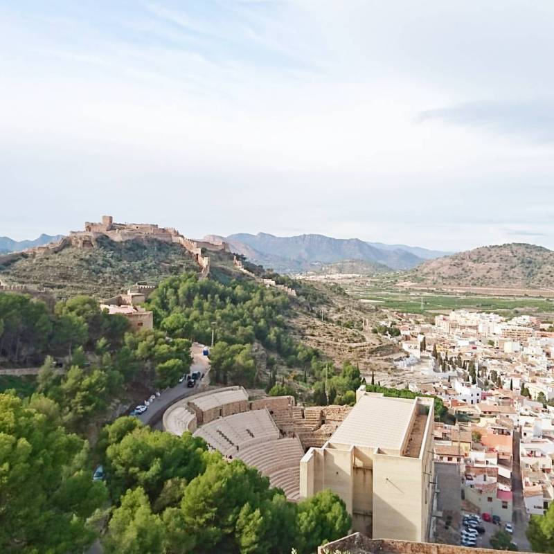 El teatro romano y el majestuoso castillo. FOTO LLUESMA