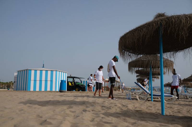 Voluntarios recogiendo colillas en la playa del Cabanyal. EPDA