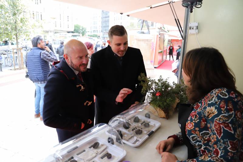 El presidente y el diputado de Turismo en el Mercat de Nadal de la Diputació