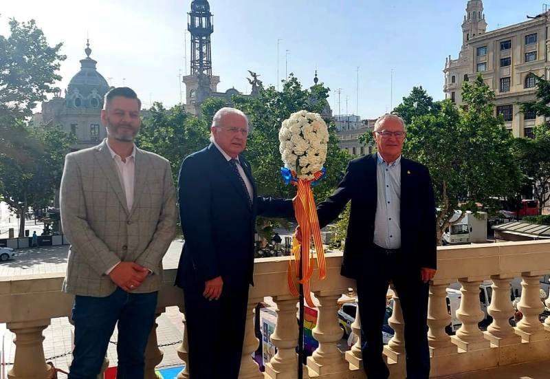 L?alcalde de València, Joan Ribó, ha rebut este matí el tradicional Pomell del Corpus./EPDA