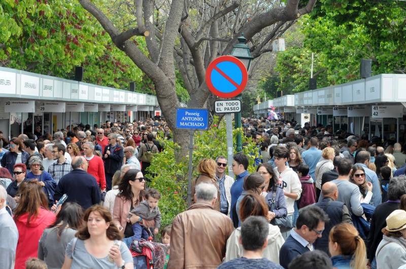 Público en la Fira del Llibre Público en la Fira del Llibre