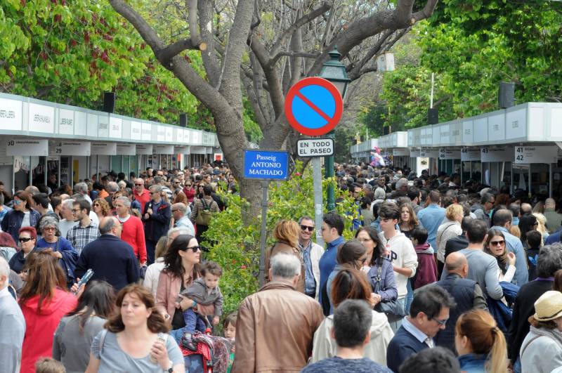 Público en la Fira del Llibre