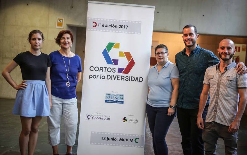 La diputada Isabel García con los premiados en el II Certamen Cortos por la Diversidad