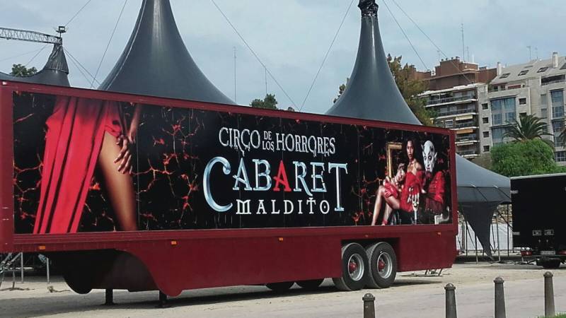 Montaje en el cauce del Turia de este diabólico Cabaret. FOTO P. V. Montaje en el cauce del Turia de este diabólico Cabaret. FOTO P. V.