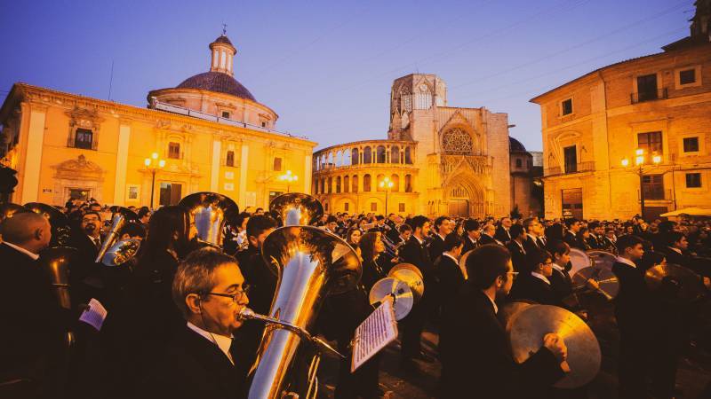 Federación de Sociedades Musicales de la Comunitat Valenciana (FSMCV) en la Plaza de la Virgen. EPDA