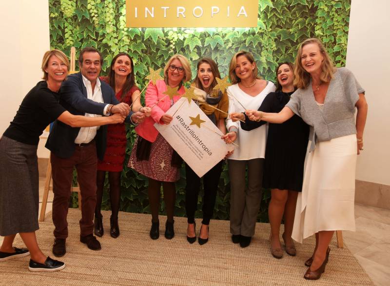 La delegación valenciana de Pequeño Deseo junto con las representantes de Intropia//Viu València La delegación valenciana de Pequeño Deseo junto con las representantes de Intropia//Viu València
