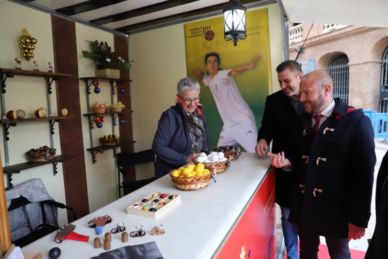 El presidente y el diputado de Turismo en el Mercat de Nadal de la Diputació