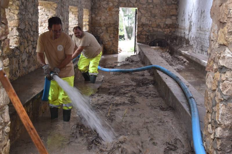 Brigadistas achican agua en el lavadero de Moixent