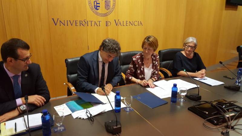 Colomer firma convenio con UV