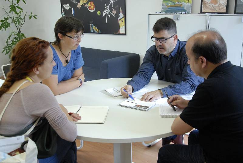 Reunió Emili Altur amb saharauis // Foto M Pazos