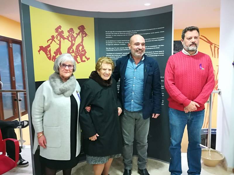 Josefina García, una veïna del municipi, Xavier Rius i Carles Ferrer en Bicorp Josefina García, una veïna del municipi, Xavier Rius i Carles Ferrer en Bicorp