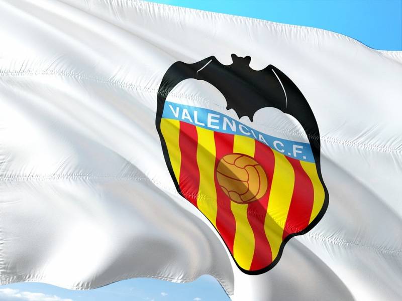 Bandera ondea el escudo del Valencia CF./ Pixabay