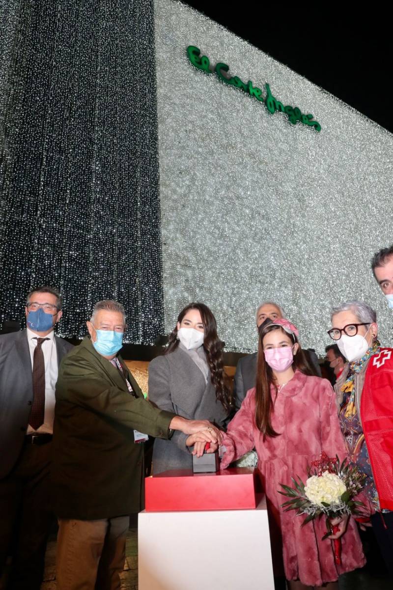 Carmen y Nerea, Falleras Mayores de Valencia, inaugurando la Navidad  en El Corte Inglés de Pintor Sorolla. 