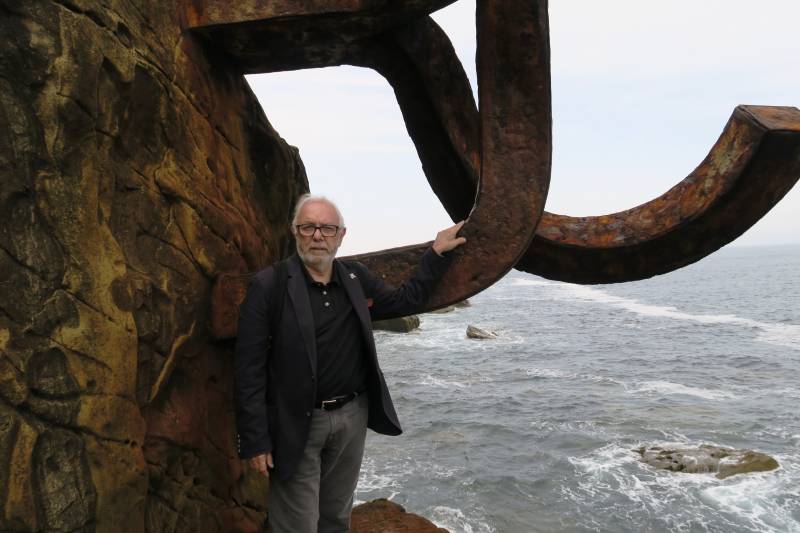 Alfredo Cot junto a la escultura de Eduardo Chillida./EPDA