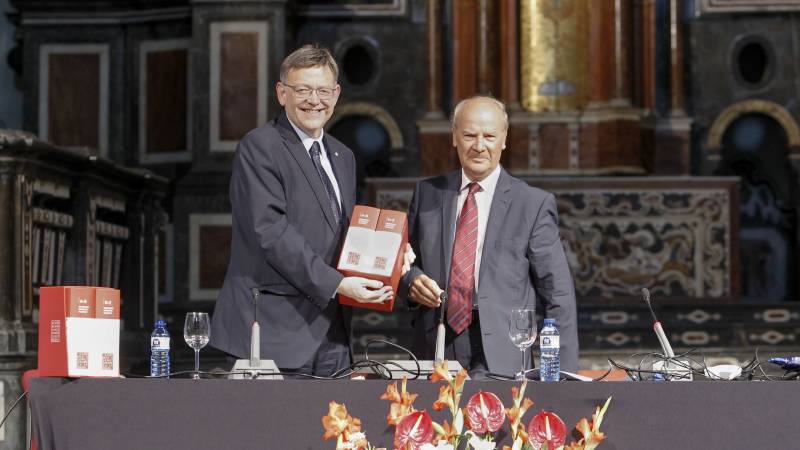 Ximo Puig en la presentación del nuevo diccionario de AVL