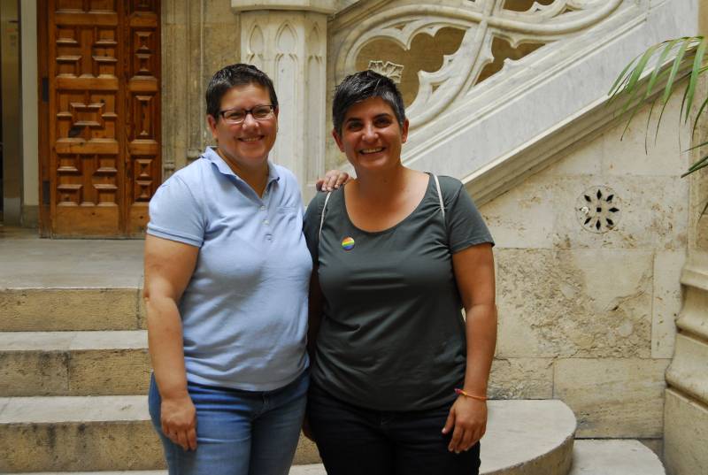 La diputada Isabel García junto a Fani Boronat, coordinadora general de Lambda València