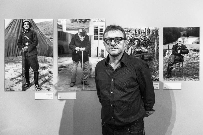 Gustavo Germano junto a algunas de sus fotografías