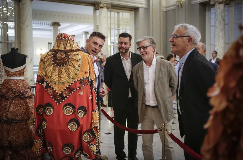 Exposición Vestidos verduras 