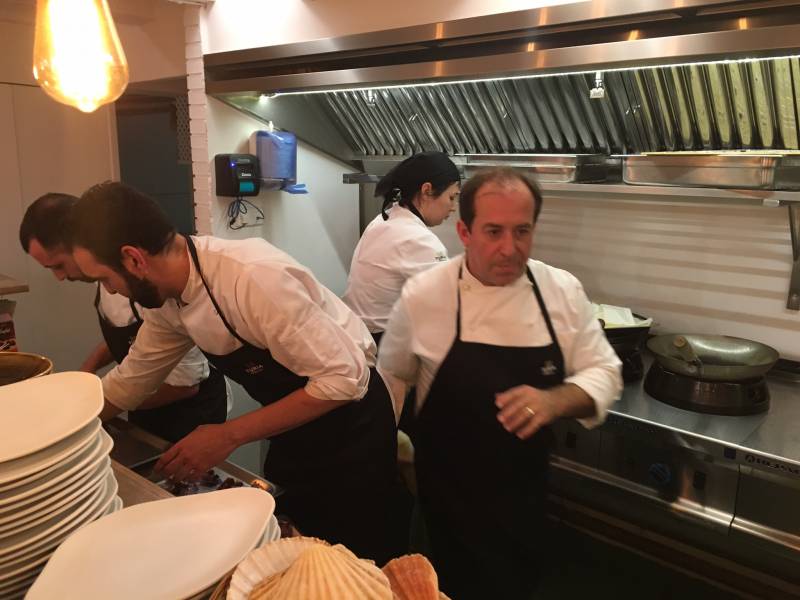 Los clientes pueden ver en todo momento la cocina//E.C.