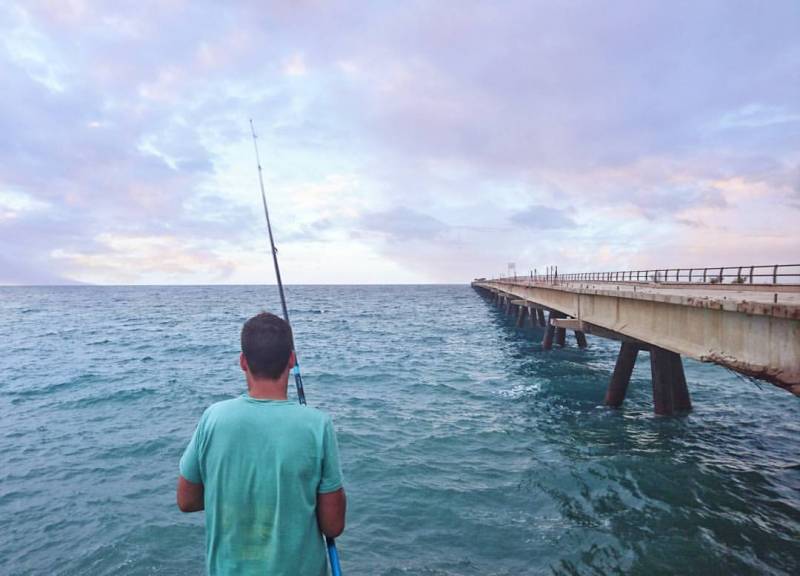 Un pescador junto al Pantalán. FOTO LLUESMA