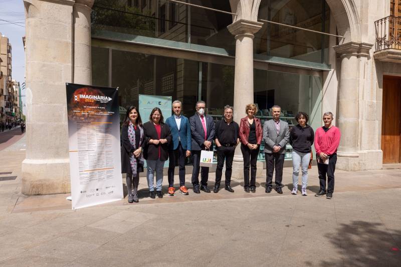 Las ganadoras del concurso en el momento de la entrega