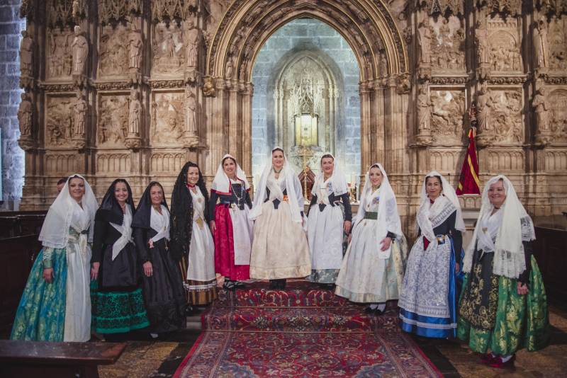 La Reina de la Hermandad del Ramo de la Aguja, Maria Hidalgo Zamora, con su Corte de Honor