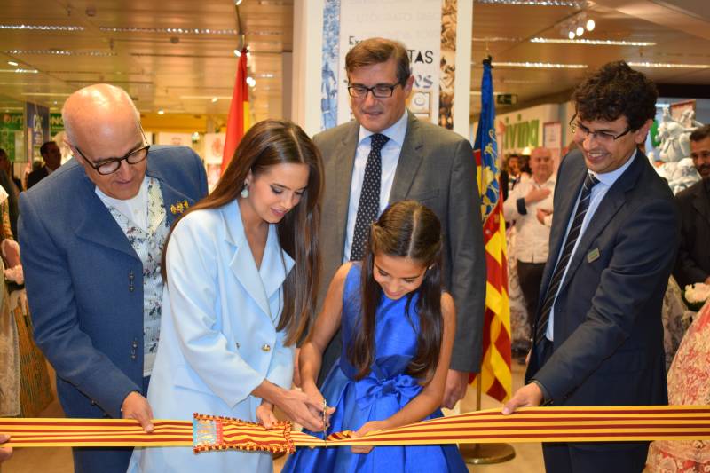 La Fallera Mayor de valencia, Marina Civera; y la Fallera Mayor Infantil, Sara Larrázabal, junto a Daniel Campos, subdirector de El Corte Inglés Avenida de Francia y Pau Pérez Rico